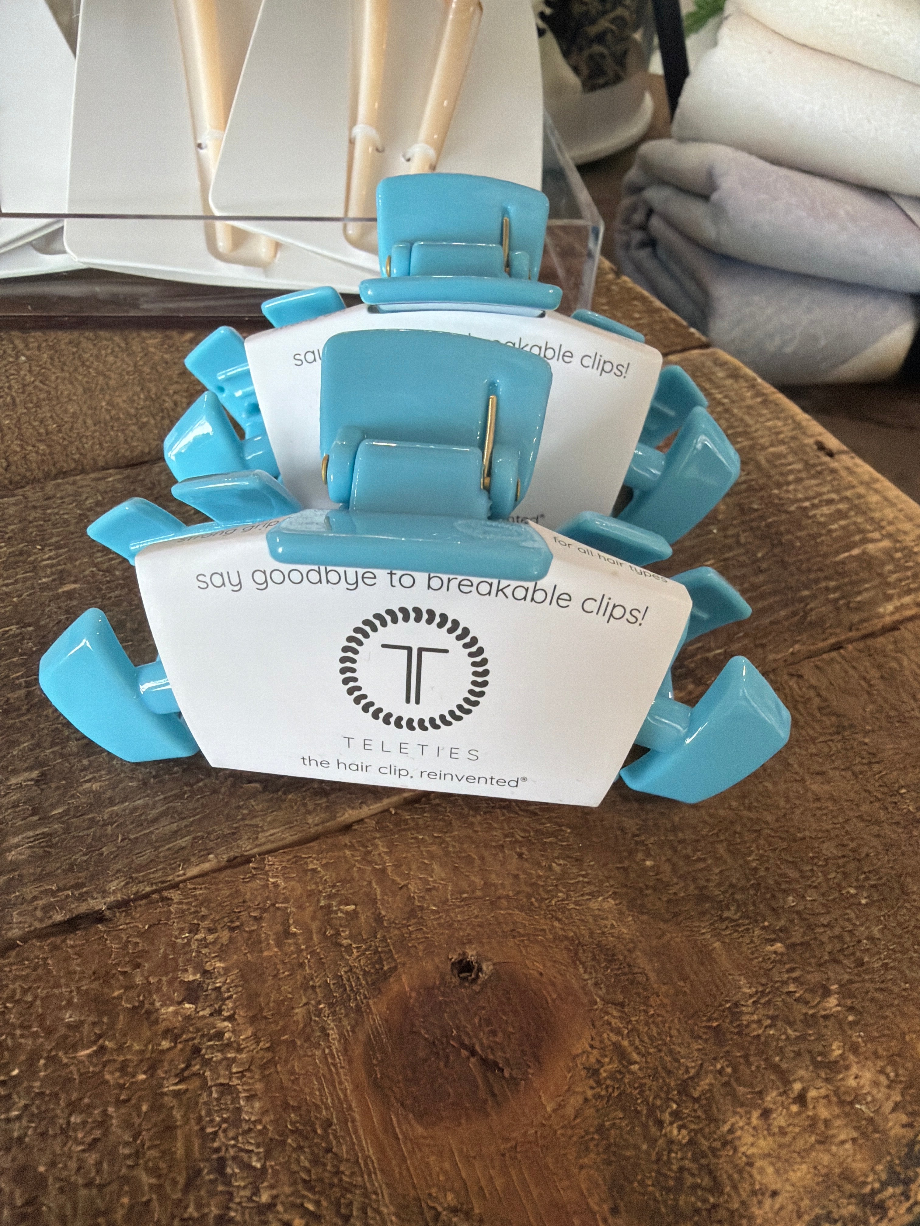 Blue medium clips